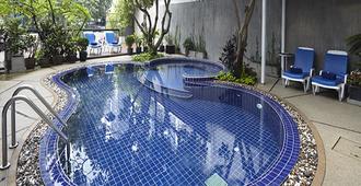 素坤逸尤尼可快捷酒店 - 曼谷 - 游泳池