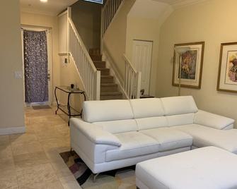 Beautiful Townhouse Close By The Airport, Beach, Cruise Port, Convention Center - 劳德代尔堡 - 客厅