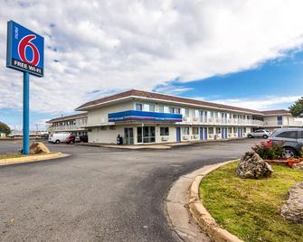 阿德莫尔6号汽车旅馆 - 阿德莫尔 - 建筑