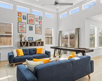 Peaceful Modern Home, Close to Downtown Energy - 达拉斯 - 客厅