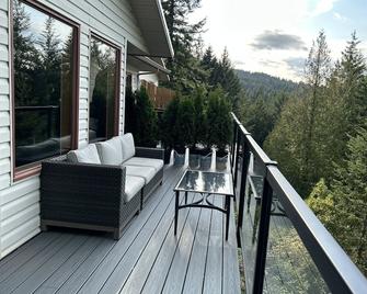 Private rooms/ Suites. Ocean,mountain view,hot tub.Next to Mount Maxwell park. - 甘奇斯 - 阳台