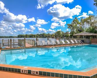 钻石度假村布莱恩的西班牙湾公寓式酒店 - 博伟湖 - 游泳池