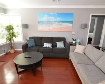 MnC’s Modern n Centrally located San Gabriel Home - 圣盖博 - 客厅