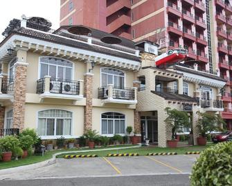 麦克坦皇冠丽晶套房酒店 - 拉普拉普市 - 建筑