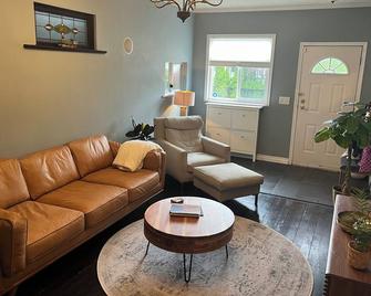 Stylish Garden suite in the heart of East Van w Mtn views. Downtown in 15 mins! - 温哥华 - 客厅