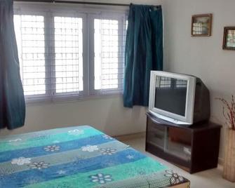Comfy Rustic Airconditioned Bungalow - 瓦多达拉(巴罗达) - 睡房