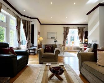 6 Shanklin Manor - family friendly apartment in Shanklin Old Village - 尚克林 - 客厅