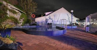 彻尔姆斯伍德汽车旅馆 - 陶波 - 游泳池