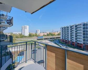 Fresh & Stylish Apartments in Poznań with Parking & Balcony by Renters - 波兹南 - 阳台