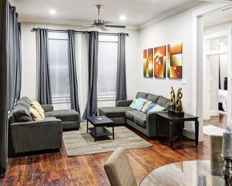 Highly Sought Cozy 2br Modern House Best Location - 休斯顿 - 客厅