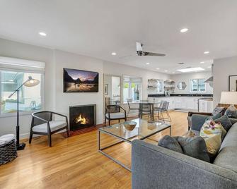 Conveniently Located, Coastal Cottage - 科斯塔梅萨 - 客厅