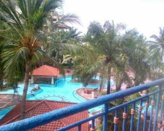 New Renovated 2 Rooms Luxury Suites Anyer - 安亚尔·基杜尔 - 游泳池