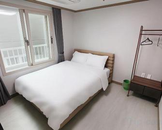 Seogwipo Seohyun Hotel - 西归浦 - 睡房