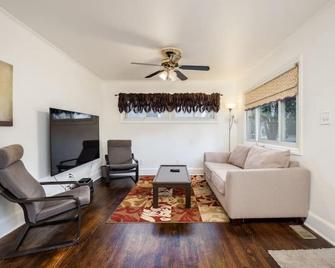 Briar Creek Rd bnb - 夏洛特 - 客厅