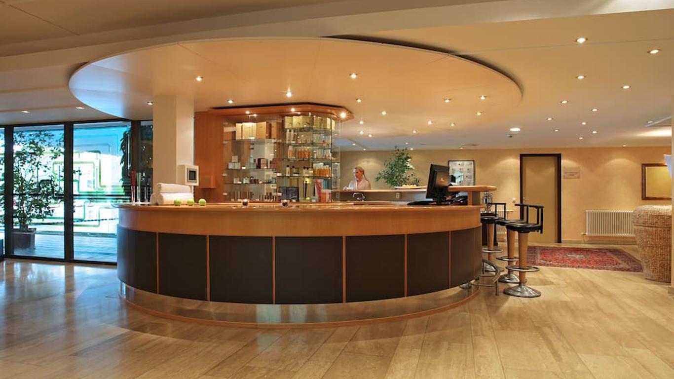 吕根悬崖酒店