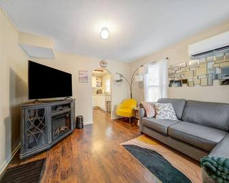 Cozy Chalet Bungalow In Westpark Clevela - 克利夫兰 - 客厅