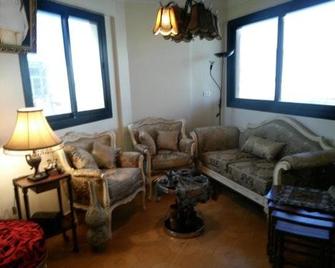 Smoha Zahran Haus (Private rooms or Private Apartment) - 亚历山大 - 客厅