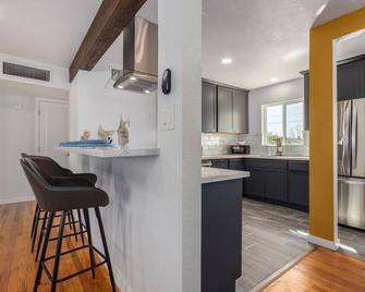 Super Cute House in Coronado District! Walk to Banner University Hospital! - 凤凰城 - 厨房