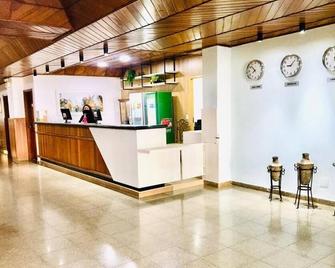 西达德韦德自助式海港酒店 - 马林加 - 柜台
