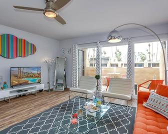 Stunning Palm Springs 1 Bedroom 1 Bath Condo - 棕榈泉 - 客厅