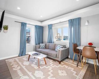 Unit 3 European style King size bed Stockton College - 大西洋城 - 客厅