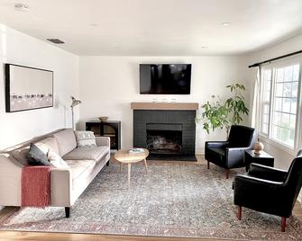 Charming-Land Park-3 bdrm home-mins to downtown - 萨克拉门托 - 客厅
