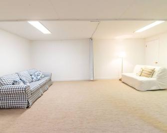 Basement Suite in Steinbach\n\n - 斯坦巴克 - 客厅