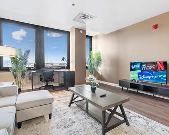 Upscale 1-Bedroom High-Rise with River Views Downtown Pittsburgh - 匹兹堡 - 客厅