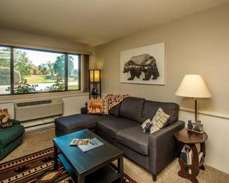 Linderhof Golf Course Condo Across from Storyland & Aquarium With Pools! - 巴特利特 - 客厅