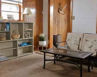 Rustic Beachfront House On Chesapeake Ba - 诺福克 - 客厅