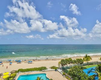Direct Ocean Views With Balcony On The Beach. - 劳德代尔堡 - 海滩
