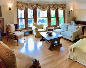 Spacious and Charming Marina District Home Steps from the Bay - 旧金山 - 客厅