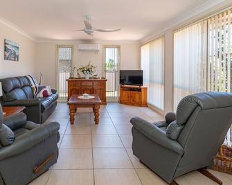 Number 1 at 4 Huntly Close - 坦卡里 - 客厅