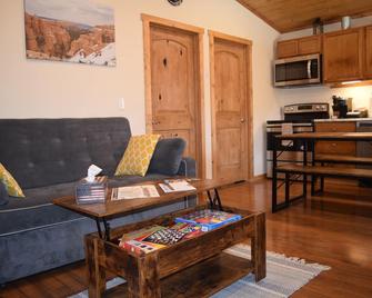ADA accessible, quaint and spacious cabin in the heart of Bryce Canyon Country - 坎农维尔 - 客厅