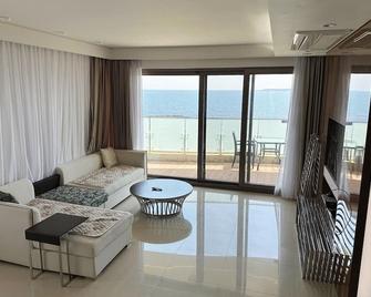 Seopjikoji Oceanview Apartment - 西归浦 - 客厅