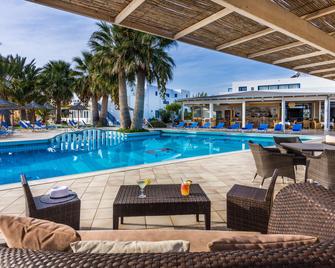 哈拉伊罗村酒店 - 古瓦伊 - 游泳池