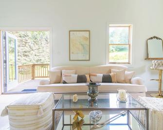 Modern Barn & Garden Manor close to Ski Mountains - 罗克斯伯里 - 客厅