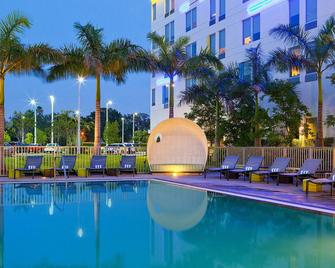 雅乐轩迈阿密多拉酒店 - 多拉 - 游泳池