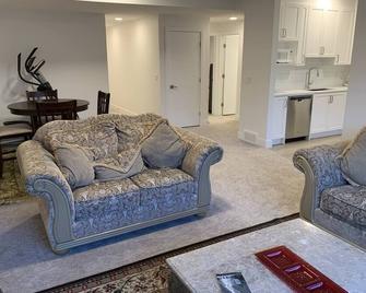Bright Basement Suite Close to the Mountains\n\n - 科克伦(艾伯塔) - 客厅