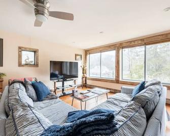 Luxurious sky loft with giant soaker tub, steam room and mountain views - Phoenicia - 客厅