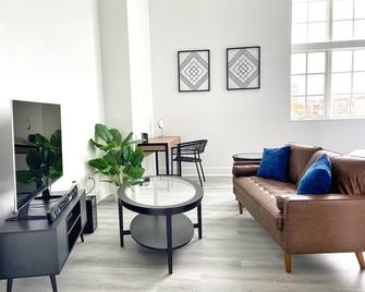 Spacious King Suite Near Inner Harbor - 巴尔的摩 - 客厅