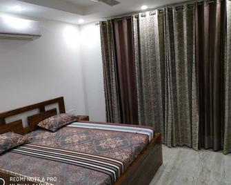 Fully Furnished 3BHK service apartment - 古尔冈 - 睡房