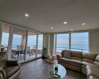 Oceanfront Condominiums with Private Beach Access - 提华纳 - 客厅