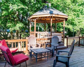 University Escape with hot tub and fire pit - 夏洛特 - 露台