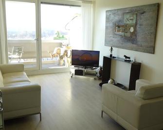 Oasis at Olympiapark - quiet 2 room apartment, near center, Oktoberfest, fair - 慕尼黑 - 客厅