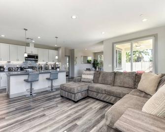 Perfect long term rental home in a peaceful neighborhood - 萨克拉门托 - 客厅