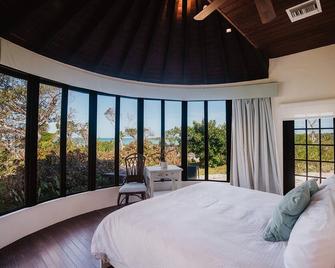 Harbour Beach Villa - large dock & great views! - 马施港 - 睡房