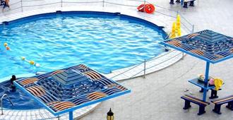 海豚海滩度假村 - 廷布 - 游泳池