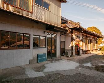 A country house that will make you want to sit aro / Seiyo Ehime - 西予 - 建筑