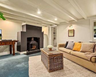 Blackwood Tree Cottage Heritage Listed Property Evandale - 伊万代尔 - 客厅